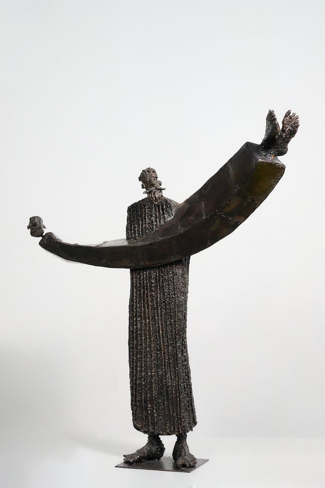 Omul și umbra (2023, larg), 2023